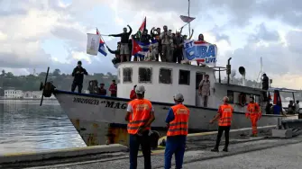 El primer barco con ayuda humanitaria a Cuba llegó el martes a La Habana cargado con paneles solares, bicicletas, alimentos y medicinas, mientras las crisis económica y energética de la isla se ven agravadas por el bloqueo de combustible energético impuesto por Estados Unidos. La isla, cuya red eléctrica está deteriorada, se enfrenta a graves apagones a nivel nacional.

¡Síguenos en nuestras redes sociales para mantenerte informado!

Twitter: https://twitter.com/eleconomista 
Facebook: https://www.facebook.com/ElEconomista.mx
Instagram: https://www.instagram.com/eleconomistamx
LinkedIn: https://www.linkedin.com/company/el-economista/

#ElEconomista #DW