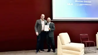 El rector académico, Dr. Rolando Javier Bernal Pérez y Santiago Nuñez Castro, director general de la institución, en el marco del 50 aniversario de la ULA.