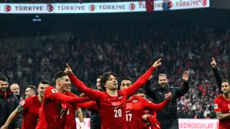 El defensa turco Ferdi Kadioglu (C), número 20, celebra la victoria del partido de semifinales de la repesca para la clasificación europea a la Copa Mundial 2026.