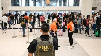Agentes del ICE en el Aeropuerto Intercontinental George Bush en Houston, Texas.