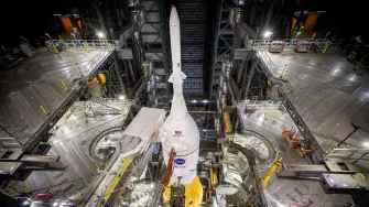 Cohete visto desde arribaVista del sistema de lanzamiento espacial (SLS por sus siglas en inglés), vehículo que lanzará a la nave Orión y a los cuatro astronautas de la misión Artemis II fuera de la Tierra.