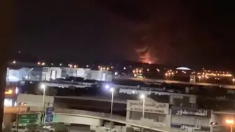 Habitantes de Kuwait observaron las intensas llamas que emanaban del Aeropuerto Internacional.