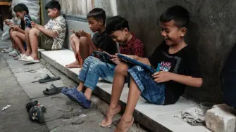 El archipiélago asiático, de 284 millones de habitantes, se suma así a la lista de países que han optado por legislar para proteger a los más jóvenes de los efectos perjudiciales de la exposición prolongada a contenidos adictivos en las plataformas digitales.

Para más información del tema, visita: https://www.eleconomista.com.mx/internacionales/indonesia-prohibe-redes-sociales-menores-16-anos-20260328-806341.html

¡Síguenos en nuestras redes sociales para mantenerte informado!

Twitter: https://twitter.com/eleconomista 
Facebook: https://www.facebook.com/ElEconomista.mx
Instagram: https://www.instagram.com/eleconomistamx
LinkedIn: https://www.linkedin.com/company/el-economista/

#ElEconomista #Indonesia