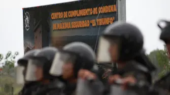 Agentes de la Policía Militar montan guardia durante la ceremonia de colocación de la primera piedra de la prisión de máxima seguridad “El Triunfo”.