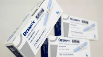 De acuerdo con la autoridad, el producto falsificado, en presentación de 1 mg en pluma precargada, ya fue detectado en el mercado nacional y representa un riesgo directo para la salud, ya que no cumple con los estándares de calidad, seguridad y eficacia. 

Para más información del tema, visita: https://www.eleconomista.com.mx/arteseideas/ozempic-emiten-alerta-mexico-falsificacion-medicamento-bajar-peso-20260329-806366.html

¡Síguenos en nuestras redes sociales para mantenerte informado!

Twitter: https://twitter.com/eleconomista 
Facebook: https://www.facebook.com/ElEconomista.mx
Instagram: https://www.instagram.com/eleconomistamx
LinkedIn: https://www.linkedin.com/company/el-economista/

#ElEconomista #Ozempic