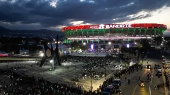 Molestos y decepcionados por el empate 0-0 entre México y Portugal terminaron los más de ochenta mil espectadores presentes este sábado en la reapertura del estadio Azteca, en el que un aficionado en estado de ebriedad falleció al caer a la planta baja.

¡Síguenos en nuestras redes sociales para mantenerte informado!

Twitter: https://twitter.com/eleconomista 
Facebook: https://www.facebook.com/ElEconomista.mx
Instagram: https://www.instagram.com/eleconomistamx
LinkedIn: https://www.linkedin.com/company/el-economista/

#ElEconomista #EstadioAzteca
