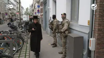 Una serie de ataques a objetivos judíos en Europa ha llevado a autoridades en Alemania, Reino Unido, los Países Bajos y Bélgica a introducir nuevas medidas de protección para comunidades judías - como en Amberes.

¡Síguenos en nuestras redes sociales para mantenerte informado! 

Twitter: https://twitter.com/eleconomista 
Sitio web: https://www.eleconomista.com.mx/ 
Facebook: https://www.facebook.com/ElEconomista.mx 
Instagram: https://www.instagram.com/eleconomistamx 

#ElEconomista #EETV