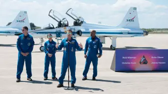 (De izquierda a derecha) El astronauta de la Agencia Espacial Canadiense, Jeremy Hansen, especialista de la misión Artemis II; la astronauta de la NASA y especialista de la misión Artemis II, Christina Koch; el astronauta de la NASA y comandante de Artemis II, Reid Wiseman; y el astronauta de la NASA y piloto de Artemis II, Victor Glover, observan durante una ceremonia de bienvenida previa al lanzamiento de Artemis II el 1 de abril en el Centro Espacial Kennedy en Florida.