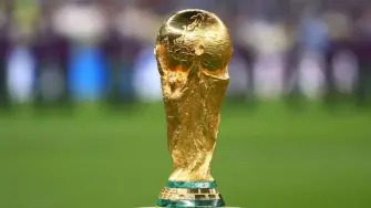 El trofeo de la Copa Mundial de la FIFA es una de las piezas más icónicas del deporte. Su diseño, materiales y proceso de fabricación lo convierten en un objeto único, con características poco conocidas para la mayoría de los aficionados.

¡Síguenos en nuestras redes sociales para mantenerte informado!