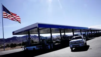 El precio promedio de la gasolina en Estados Unidos se disparó por encima de los 4 dólares por galón este martes, su nivel más alto en casi cuatro años debido a la guerra con Irán.

¡Síguenos en nuestras redes sociales para mantenerte informado!