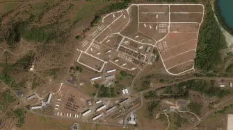 Desde el inicio de la revolución cubana, en 1959, Cuba se niega a cobrar los cheques por el arriendo de la Bahía de Guantánamo, que EE. UU. envía desde 1898 por el módico precio de 4.085 dólares al año. El contrato por tiempo indefinido que Estados Unidos forzó a Cuba a firmar fue parte del precio a pagar por la colaboración militar estadounidense para poder independizarse de los españoles. La historia detrás de este acuerdo explica décadas de desconfianza. 

¡Síguenos en nuestras redes sociales para mantenerte informado! 

Twitter: https://twitter.com/eleconomista 
Sitio web: https://www.eleconomista.com.mx/ 
Facebook: https://www.facebook.com/ElEconomista.mx 
Instagram: https://www.instagram.com/eleconomistamx 

#ElEconomista #EETV