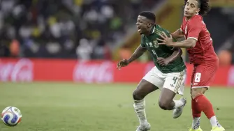 South Africa's midfielder #4 Teboho Mokoena and Panama's forward #8 Adalberto Carrasquilla fight for the ball during the friendly international football match between South Africa and Panama at the Cape Town Stadium in Cape Town on March 31, 2026. (Photo by GIANLUIGI GUERCIA / AFP)
