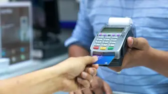 Cerca de 40% de los negocios pequeños acepta pagos con tarjeta de crédito o transferencia, lo cual puede aumentar sus ventas hasta 60%, según la Anpec; usuarios ven con agrado este avance en pagos digitales, pero reconocen que pueden llegar a gastar más que si usan sólo efectivo.