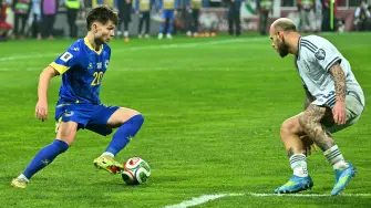 Bosnia-Herzegovina's forward #20 Esmir Bajraktarevic (L) fights for the ball with Italy's defender #03 Federico Dimarco during the FIFA World Cup 2026 European qualification final football match between Bosnia-Herzegovina and Italy at the Bilino-Polje stadium in Zenica on March 31, 2026. (Photo by Elvis BARUKCIC / AFP)