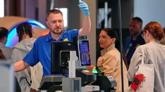La congestión en los aeropuertos de Estados Unidos se espera que disminuya esta semana después de que el presidente Donald Trump ordenara el pago a los agentes de seguridad, en medio de la parálisis parcial del gobierno.