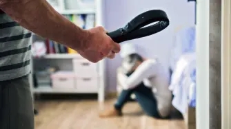 En el Senado se propone una reforma a la Ley Federal del Trabajo para proteger a víctimas de violencia doméstica en el ámbito laboral, a través de medidas como flexibilidad de jornada y protección contra despido a las víctimas.