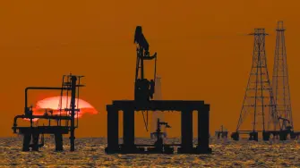 Las compañías petroleras en la Unión Europea han ganado más de 80 millones de euros diarios en "beneficios de guerra" desde el inicio del conflicto en Oriente Medio, según un informe encargado por Greenpeace.

Para más información del tema, visita: https://www.eleconomista.com.mx/internacionales/greenpeace-acusa-petroleras-obtener-millonarios-beneficios-guerra-oriente-medio-20260401-806914.html

¡Síguenos en nuestras redes sociales para mantenerte informado!

Twitter: https://twitter.com/eleconomista 
Facebook: https://www.facebook.com/ElEconomista.mx
Instagram: https://www.instagram.com/eleconomistamx
LinkedIn: https://www.linkedin.com/company/el-economista/

#ElEconomista #Petróleo