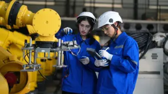 En la Cámara de Diputados se promueve una iniciativa para reconocer los contratos de formación dual con una beca mínima equivalente al salario mínimo, acceso a seguridad social y estímulos fiscales para empresas.

Para más información del tema, visita: 
https://www.eleconomista.com.mx/capital-humano/diputados-proponen-pago-9-582-pesos-estudiantes-trabajen-formen-20260331-806624.html

¡Síguenos en nuestras redes sociales para mantenerte informado! 

Twitter: https://twitter.com/eleconomista 
Facebook: https://www.facebook.com/ElEconomista.mx 
Instagram: https://www.instagram.com/eleconomistamx 
LinkedIn: https://www.linkedin.com/company/el-economista/ 

#ElEconomista #EETV #CapitalHumano