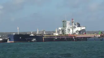 Rusia aseguró el miércoles que continuará ayudando a Cuba, tras la llegada la víspera de un petrolero ruso a la isla, el primer cargamento de crudo desde que hace casi tres meses empezó un bloqueo petrolero de facto por parte de Estados Unidos.

¡Síguenos en nuestras redes sociales para mantenerte informado! 

Twitter: https://twitter.com/eleconomista 
Facebook: https://www.facebook.com/ElEconomista.mx 
Instagram: https://www.instagram.com/eleconomistamx 
LinkedIn: https://www.linkedin.com/company/el-economista/ 

#ElEconomista #EETV