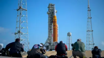 Si todo sale según lo previsto, la Orion alcanzará una distancia de aproximadamente 400 mil 171 kilómetros de la Tierra, superando el récord establecido por el Apolo 13. Artemis II es el puente entre el éxito no tripulado de Artemis I (2022) y el esperado regreso de botas humanas al suelo lunar con Artemis III.

¡Síguenos en nuestras redes sociales para mantenerte informado!