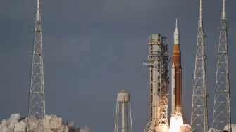 La misión Artemis II de la NASA tiene como objetivo volver a la Luna… pero China podría adelantarse a Estados Unidos en llegar a la meta. Entonces, ¿estamos asistiendo a una nueva carrera espacial y cuál es su verdadero objetivo?

¡Síguenos en nuestras redes sociales para mantenerte informado!

Twitter: https://twitter.com/eleconomista 
Facebook: https://www.facebook.com/ElEconomista.mx
Instagram: https://www.instagram.com/eleconomistamx
LinkedIn: https://www.linkedin.com/company/el-economista/

#ElEconomista #Luna