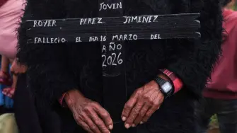 Róyer Pérez Jiménez, de 19 años, originario del municipio indígena de San Juan Chamula, Chiapas (sur), murió el 16 de marzo en un centro de detención del condado de Glades, Florida, operado por el Servicio de Inmigración y Aduanas (ICE).

Para más información del tema, visita: https://www.eleconomista.com.mx/internacionales/despiden-royer-perez-joven-chiapaneco-muerto-custodia-ice-suicidio-familiares-20260404-807258.html

¡Síguenos en nuestras redes sociales para mantenerte informado!

Twitter: https://twitter.com/eleconomista 
Facebook: https://www.facebook.com/ElEconomista.mx
Instagram: https://www.instagram.com/eleconomistamx
LinkedIn: https://www.linkedin.com/company/el-economista/

#ElEconomista #ICE