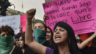 América Latina lidera el reconocimiento del feminicidio como delito autónomo, mientras que en Europa predomina su tratamiento como agravante. En contraste, varias economías desarrolladas aún no lo tipifican explícitamente. 

Para más información del tema, visita: https://www.eleconomista.com.mx/politica/son-paises-mundo-reconocen-tipo-penal-feminicidio-20260403-807184.html 

Twitter: https://twitter.com/eleconomista   
Sitio web: https://www.eleconomista.com.mx/   
Facebook: https://www.facebook.com/ElEconomista.mx   
 
#ElEconomista  #EETV