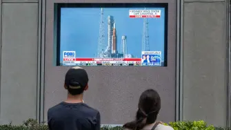 La nave Orion viaja alrededor de la Luna para llevar a cabo un sobrevuelo histórico, durante el cual dedicarán más de seis horas a analizar y documentar las características de la superficie lunar.