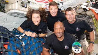 La tripulación de Artemis II ya está de regreso a la Tierra tras completar el sobrevuelo de la cara oculta de la Luna. Durante la maniobra, permanecieron incomunicados durante 40 minutos, alcanzaron una distancia récord respecto a la Tierra y observaron regiones poco exploradas del satélite. La misión marca un nuevo avance en los planes de exploración humana del espacio profundo.

¡Síguenos en nuestras redes sociales para mantenerte informado!

Twitter: https://twitter.com/eleconomista 
Facebook: https://www.facebook.com/ElEconomista.mx
Instagram: https://www.instagram.com/eleconomistamx
LinkedIn: https://www.linkedin.com/company/el-economista/

#ElEconomista #ArtemisII