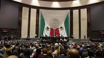 Con mayoría calificada de 377 votos a favor, 102 en contra y cero abstenciones, los legisladores de la Cámara baja avalaron en lo general el dictamen que reforma los artículos 115 y 116, y adiciona un párrafo al artículo 134 de la Constitución en materia electoral.

Para más información del tema, visita: https://www.eleconomista.com.mx/politica/camara-diputados-aprueba-general-plan-b-reforma-electoral-20260408-807838.html

¡Síguenos en nuestras redes sociales para mantenerte informado!

Twitter: https://twitter.com/eleconomista 
Facebook: https://www.facebook.com/ElEconomista.mx
Instagram: https://www.instagram.com/eleconomistamx
LinkedIn: https://www.linkedin.com/company/el-economista/

#ElEconomista #ReformaElectoral