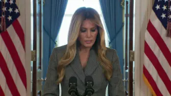 La primera dama de Estados Unidos, Melania Trump, hizo el jueves una inesperada declaración ante las cámaras para negar acusaciones -que no especificó- sobre ella y el fallecido delincuente sexual Jeffrey Epstein.

¡Síguenos en nuestras redes sociales para mantenerte informado! 

Twitter: https://twitter.com/eleconomista 
Sitio web: https://www.eleconomista.com.mx/ 
Facebook: https://www.facebook.com/ElEconomista.mx 
Instagram: https://www.instagram.com/eleconomistamx 

#ElEconomista #EETV