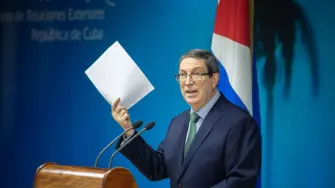 El canciller de Cuba, Bruno Rodríguez, acusó el jueves al gobierno de Estados Unidos de presionar y "extorsionar" a países de la región para que cancelen sus acuerdos de cooperación médica con La Habana, en una práctica que busca "asfixiar" la economía de la isla. 

¡Síguenos en nuestras redes sociales para mantenerte informado!