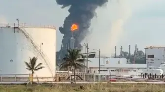 En redes sociales circularon imágenes del incendio en la Refinería Olmeca.
