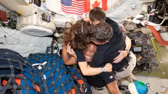 Miembros de la tripulación de Artemis II, la especialista de misión Christina Koch (izquierda), el especialista de misión Jeremy Hansen (arriba), el comandante Reid Wiseman (derecha) y el piloto Victor Glover (abajo).