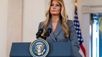 “No soy víctima de Epstein”
Melania Trump niega vínculos con Epstein y pide audiencia para las víctimas. La primera dama de Estados Unidos explicó en una conferencia de prensa extraordinaria que no fue víctima del pederasta Jeffrey Epstein ni tuvo conocimiento de sus abusos. También instó al Congreso a realizar audiencias públicas para las víctimas.