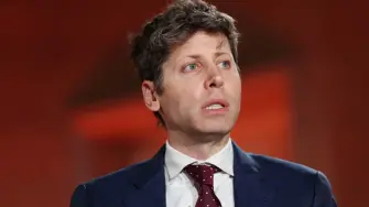 La policía intervino tras el lanzamiento del explosivo contra la verja de la vivienda y, posteriormente, detuvo a un sospechoso frente a la sede de OpenAI.

Para más información del tema, visita: https://www.eleconomista.com.mx/internacionales/atacan-coctel-molotov-casa-jefe-openai-california-20260410-808190.html

¡Síguenos en nuestras redes sociales para mantenerte informado!

Twitter: https://twitter.com/eleconomista 
Facebook: https://www.facebook.com/ElEconomista.mx
Instagram: https://www.instagram.com/eleconomistamx
LinkedIn: https://www.linkedin.com/company/el-economista/

#ElEconomista #OpenAI