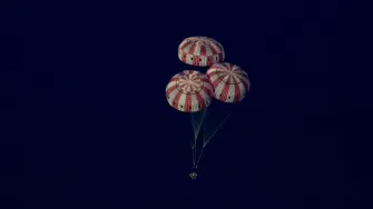 Los cuatro astronautas de la misión Artemis II amerizaron el viernes, tal como estaba previsto, frente a la costa de California, tras culminar una misión de prueba alrededor de la Luna ejecutada a la perfección, según la NASA, medio siglo después del programa Apolo.

¡Síguenos en nuestras redes sociales para mantenerte informado!

Twitter: https://twitter.com/eleconomista 
Facebook: https://www.facebook.com/ElEconomista.mx
Instagram: https://www.instagram.com/eleconomistamx
LinkedIn: https://www.linkedin.com/company/el-economista/

#ElEconomista #ArtemisII