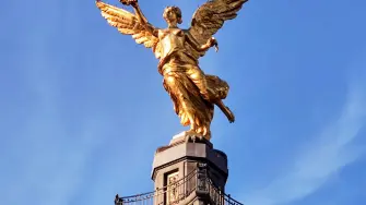 Vista al Ángel de la Independencia, uno de los principales monumentos de la Ciudad de México.