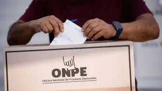 Una persona emite su voto durante las elecciones generales de Perú, en Lima.