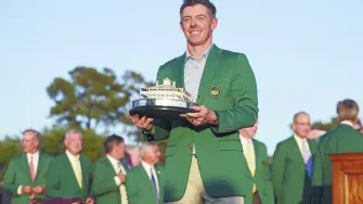 AUGUSTA, GEORGIA - APRIL 12: Rory McIlroy of Northern Ireland poses with the Masters Trophy during the Green Jacket Ceremony after winning the final round of the 2026 Masters Tournament at Augusta National Golf Club on April 12, 2026 in Augusta, Georgia.   Hector Vivas/Getty Images/AFP (Photo by Hector Vivas / GETTY IMAGES NORTH AMERICA / Getty Images via AFP)