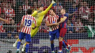 Soccer Football - UEFA Champions League - Quarter Final - Second Leg - Atletico Madrid v FC Barcelona - Riyadh Air Metropolitano, Madrid, Spain - April 14, 2026 Atletico Madrid's Juan Musso and Robin Le Normand in action with FC Barcelona's Robert Lewandowski REUTERS/Gonzalo Fuentes