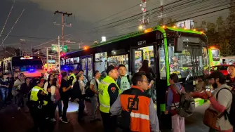 Autoridades de la CDMX implementaron un operativo para apoyar el traslado de los usuarios de la Línea 3 del Metro que resultaron afectados ante la suspensión de servicio.