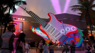 Un nuevo diseño psicodélico adornará la parte inferior de la guitarra ubicada en el exterior de la montaña rusa Rock 'n' Roller Coaster Starring The Muppets.