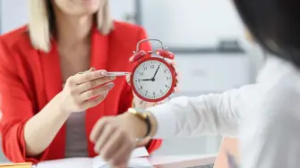 Seis de cada 10 mexicanos tienen pobreza de tiempo; la sobrecarga laboral y cuidados del hogar reducen las horas para el autocuidado, el ocio y la convivencia familiar.Tres  mujeres comparten cómo pasan 12 horas fuera de casa por el trabajo y los traslados. 

¡Síguenos en nuestras redes sociales para mantenerte informado!