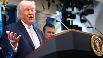 Israel y Líbano acordaron un alto el fuego de 10 días a partir de este jueves, anunció Donald Trump tras conversar con el primer ministro israelí, Benjamin Netanyahu, y con su homólogo libanés, Joseph Aoun.

¡Síguenos en nuestras redes sociales para mantenerte informado!