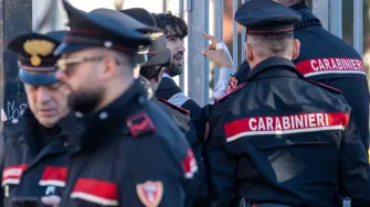 Unos atracadores de banco en Italia mantuvieron a 25 personas como rehenes durante dos horas el jueves, antes de darse a la fuga por un túnel, informó a la AFP una fuente policial.

¡Síguenos en nuestras redes sociales para mantenerte informado!