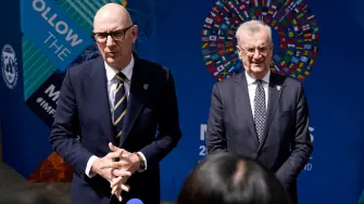 El ministro francés de Economía, Finanzas y Soberanía Industrial, Energética y Digital, Roland Lescure, habla con los medios de comunicación junto a François Villeroy de Galhau, gobernador del Banco de Francia.