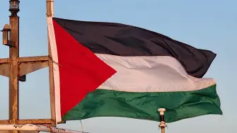 Policía de Israel descubre a 70 palestinos escondidos en un camión de basura. Intentaban cruzar a Israel en busca de trabajo, tras la revocación masiva de permisos laborales desde el 7 de octubre de 2023. Fueron detenidos en un control en Cisjordania.

¡Síguenos en nuestras redes sociales para mantenerte informado!

Twitter: https://twitter.com/eleconomista 
Facebook: https://www.facebook.com/ElEconomista.mx
Instagram: https://www.instagram.com/eleconomistamx
LinkedIn: https://www.linkedin.com/company/el-economista/

#ElEconomista #Palestina