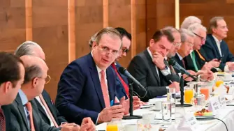 El secretario de Economía, Marcelo Ebrard, adelantó que durante la reunión con el representante comercial de la Casa Blanca, Jamieson Greer, el gobierno mexicano insistirá en mantener el acuerdo comercial y eliminar los aranceles.