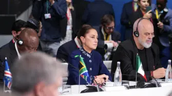 La presidenta asistió a la Cumbre en Defensa de la Democracia, celebrada en Barcelona, España, e invitó a los participantes a que en 2027 México sea la próxima sede de la Cumbre.

Para más información del tema, visita: https://www.eleconomista.com.mx/politica/sheinbaum-propone-programa-global-reforestacion-declaracion-intervencion-militar-cuba-20260418-809325.html

¡Síguenos en nuestras redes sociales para mantenerte informado!

Twitter: https://twitter.com/eleconomista 
Facebook: https://www.facebook.com/ElEconomista.mx
Instagram: https://www.instagram.com/eleconomistamx
LinkedIn: https://www.linkedin.com/company/el-economista/

#ElEconomista #Sheinbaum